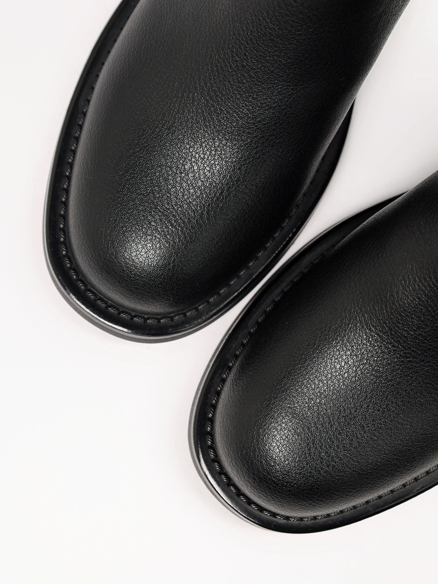 Ботфорты черного цвета на низком каблуке